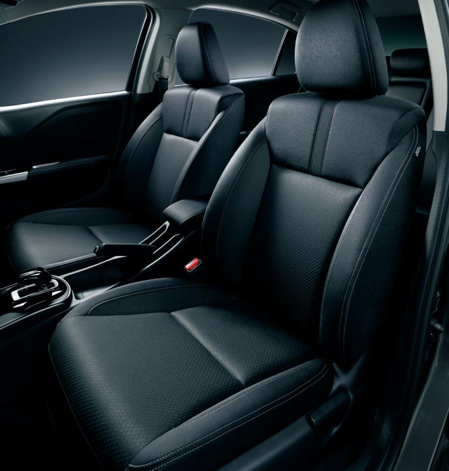 Интерьер Honda Grace Hybrid Black Style 2018 года  (фото 2 из 3)
